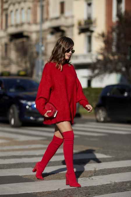 红色毛衣搭配图片女生